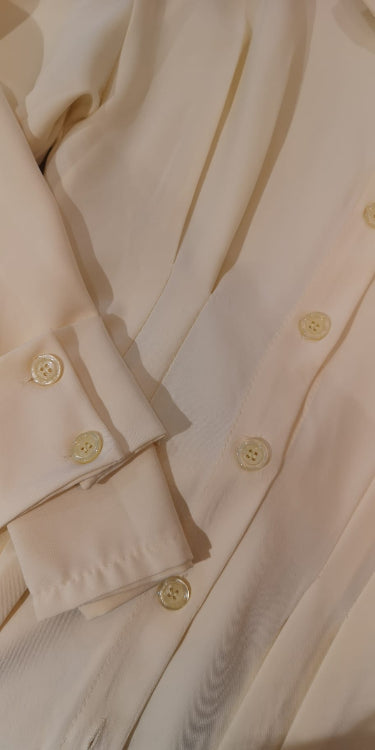 Robe chemise cintré a la taille. Photo détail colorie jaune. 
