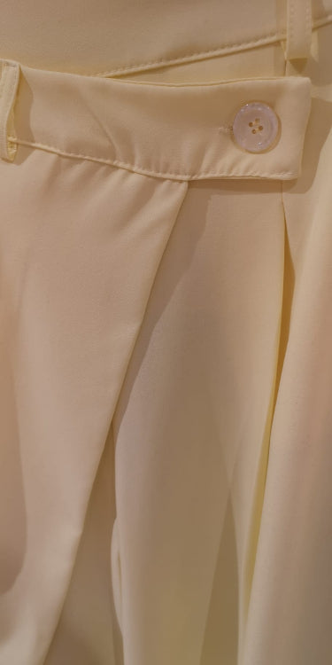 Pantalon porte feuille colorie jaune . Photo détail. 