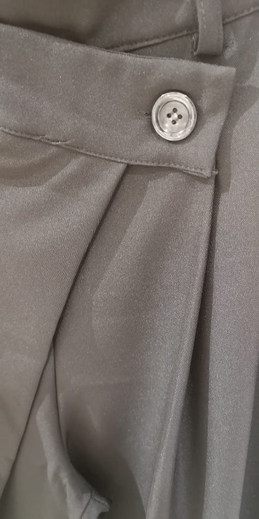 Pantalon porte feuille colorie noir. Photo détail. 