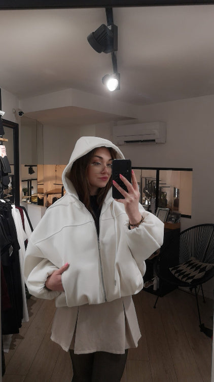 blouson boule a capuche. colorie blanc. photo porté. 