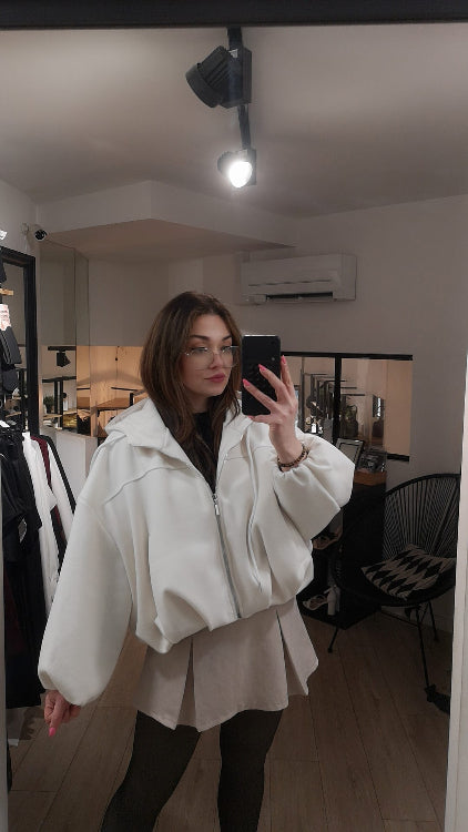 blouson boule a capuche. colorie blanc. photo porté. 