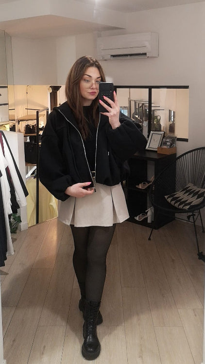 blouson boule a capuche. colorie noir. photo porté. 