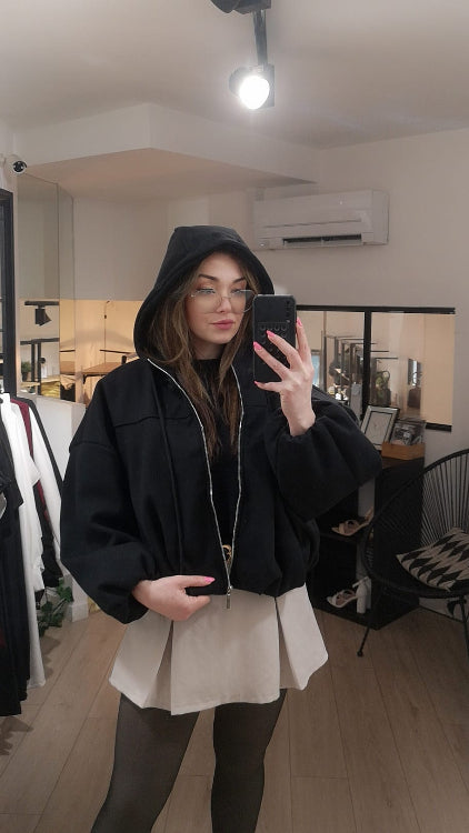 blouson boule a capuche. colorie noir. photo porté. 