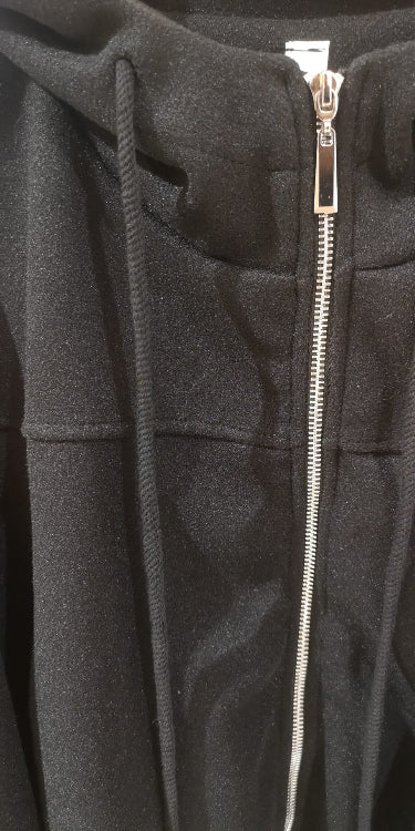 blouson boule a capuche. colorie noir. photo détail. 