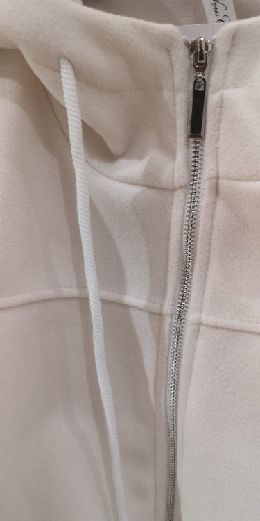 blouson boule a capuche. colorie blanc. photo porté. 