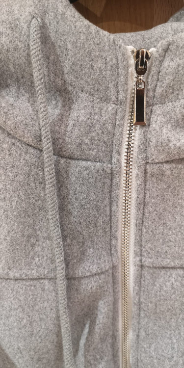 blouson boule a capuche. colorie gris. photo détail. 