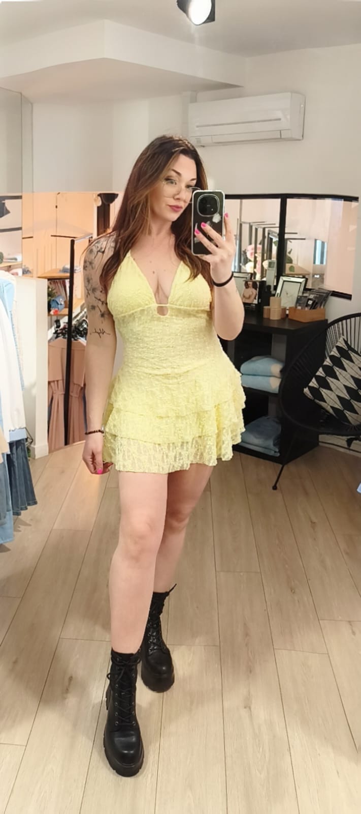 Robe courte en dentelle jaune. photo porté.
