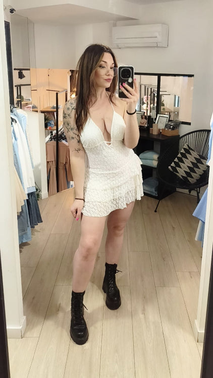 Robe courte en dentelle blanche. photo porté.