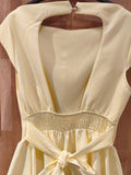 Robe midi dos nue jaune . photo détail.