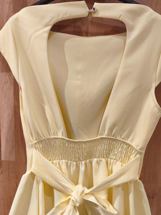 Robe midi dos nue jaune . photo détail.