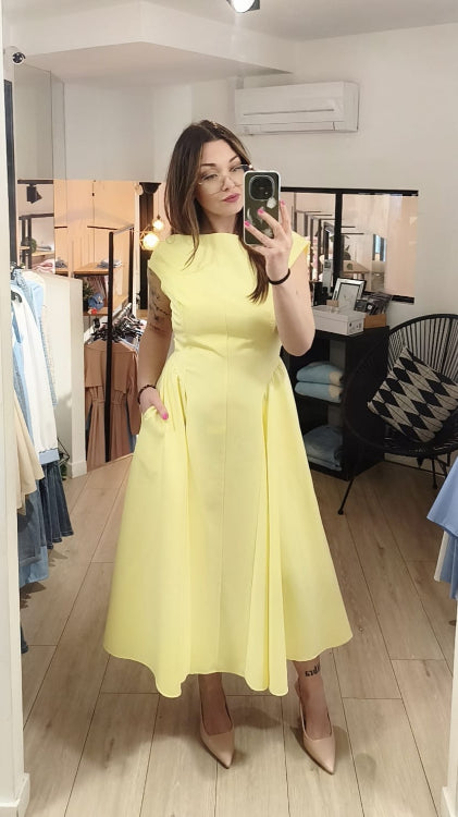 Robe midi dos nue jaune . photo porté.