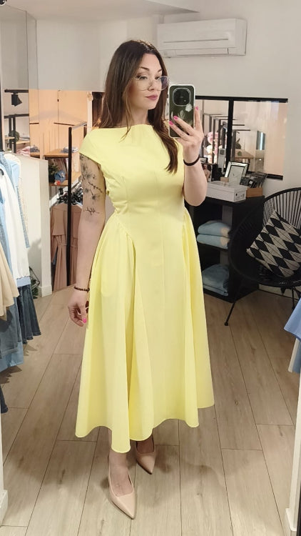 Robe midi dos nue jaune . photo porté.