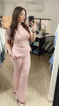 ensemble top et pantalon flare. photo porté. colorie rose.
