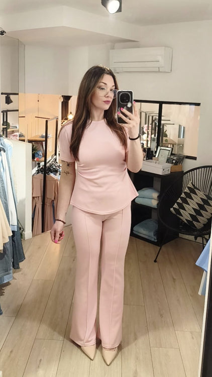 ensemble top et pantalon flare. photo porté. colorie rose.