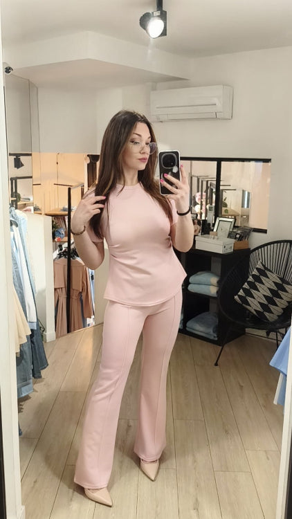 ensemble top et pantalon flare. photo porté. colorie rose.