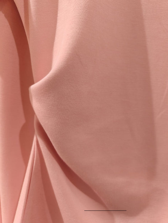 ensemble top et pantalon flare. photo détail. colorie rose.