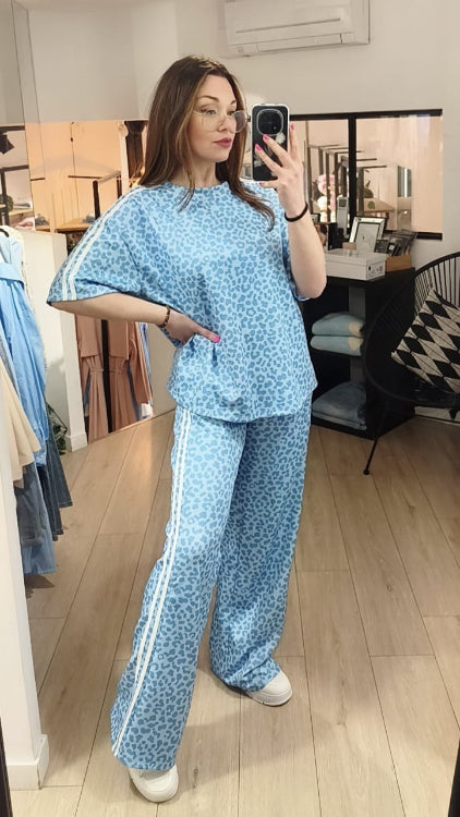 ensemble t-shirt et jogging imprimé léopard bleu. photo porté. 