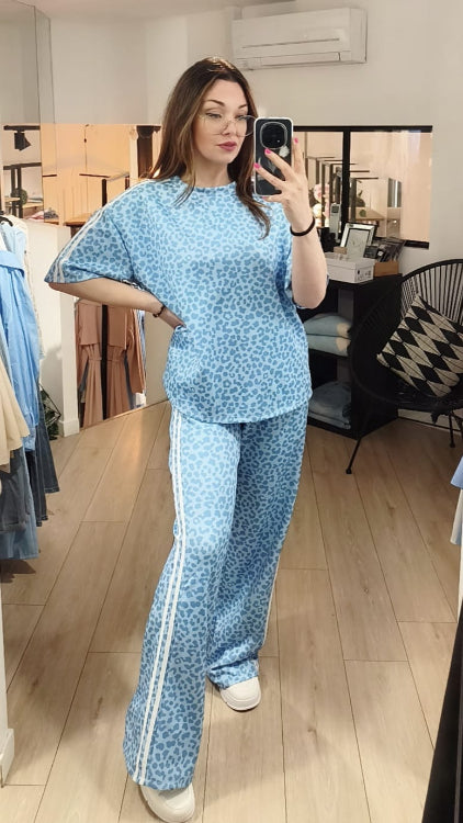 ensemble t-shirt et jogging imprimé léopard bleu. photo porté. 