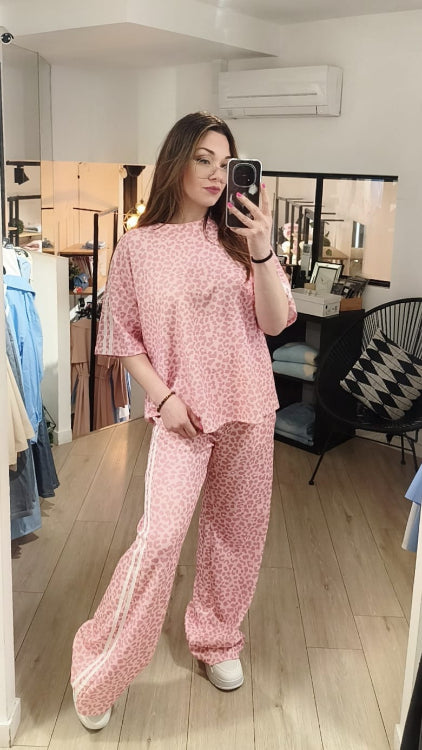 ensemble t-shirt et jogging imprimé léopard rose. photo porté. 