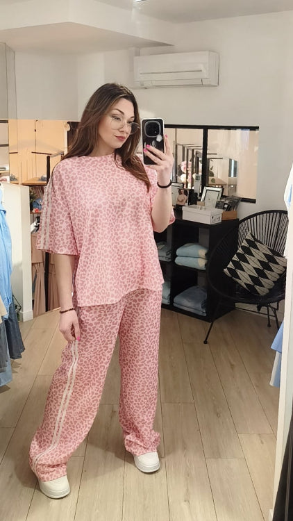 ensemble t-shirt et jogging imprimé léopard rose. photo porté. 