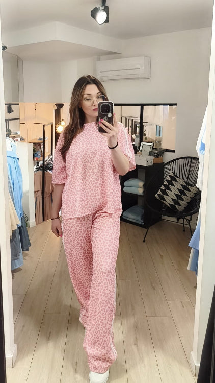 ensemble t-shirt et jogging imprimé léopard rose. photo porté. 