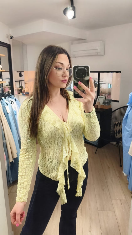 Gilet dentelle, photo porté. Colorie jaune.