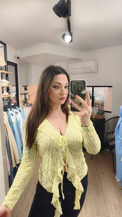 Gilet dentelle, photo porté. Colorie jaune.