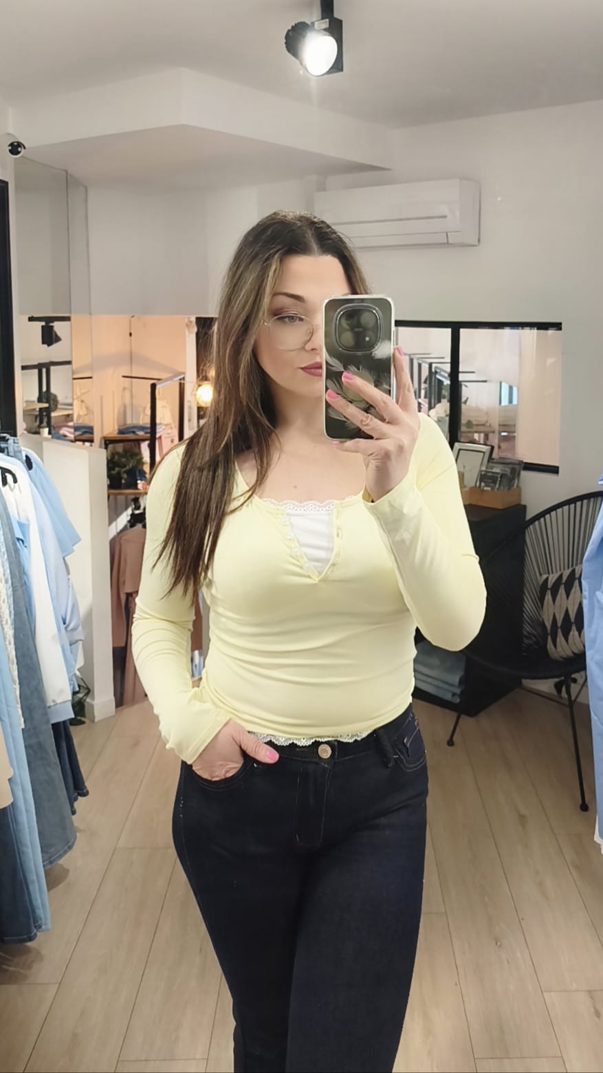 T-shirt boutons et dentelle