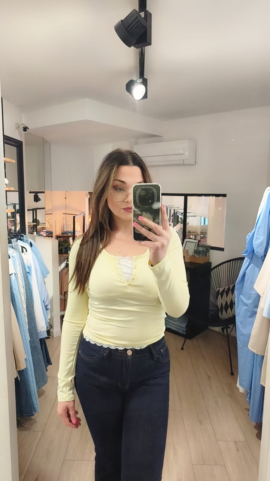 T-shirt boutons et dentelle