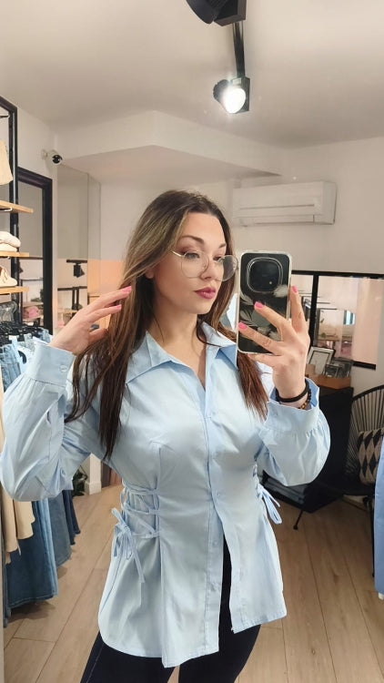 chemise lacet . colorie bleu. photo porté.