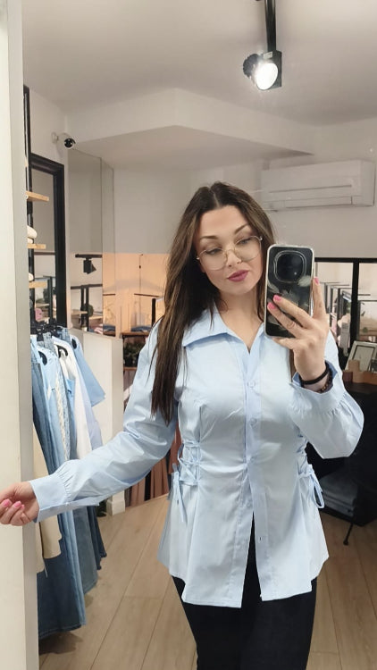 chemise lacet . colorie bleu. photo porté.