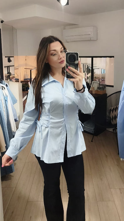 chemise lacet . colorie bleu. photo porté.