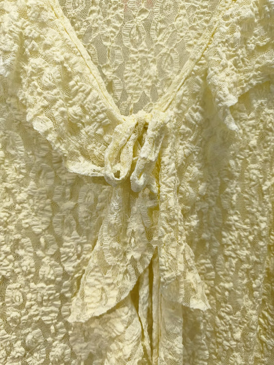 Gilet dentelle, photo détail. Colorie jaune.