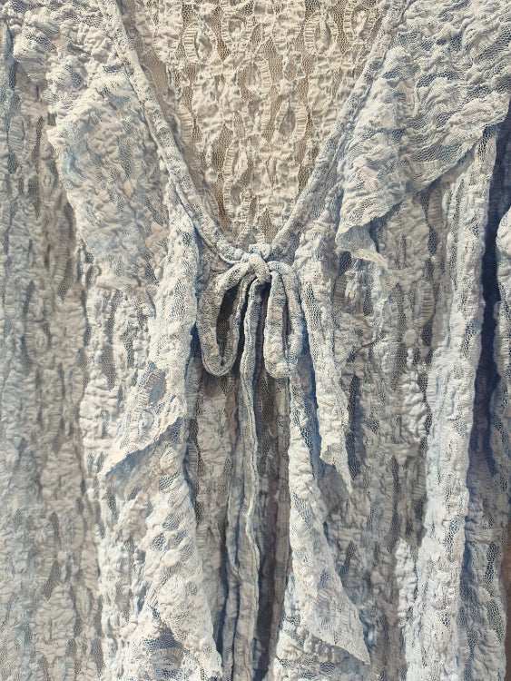 Gilet dentelle, photo détail. Colorie bleu ciel.