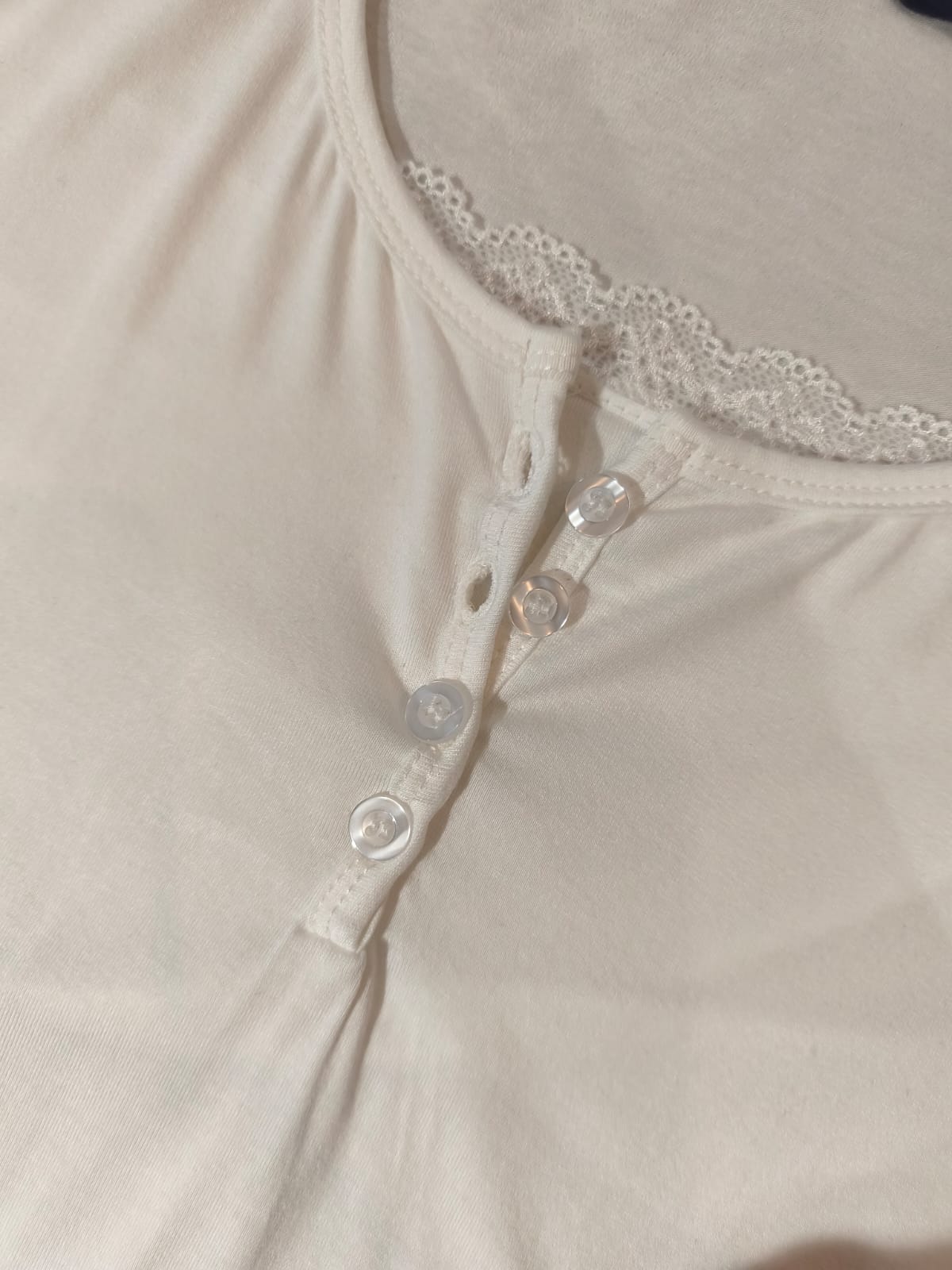 T-shirt boutons et dentelle