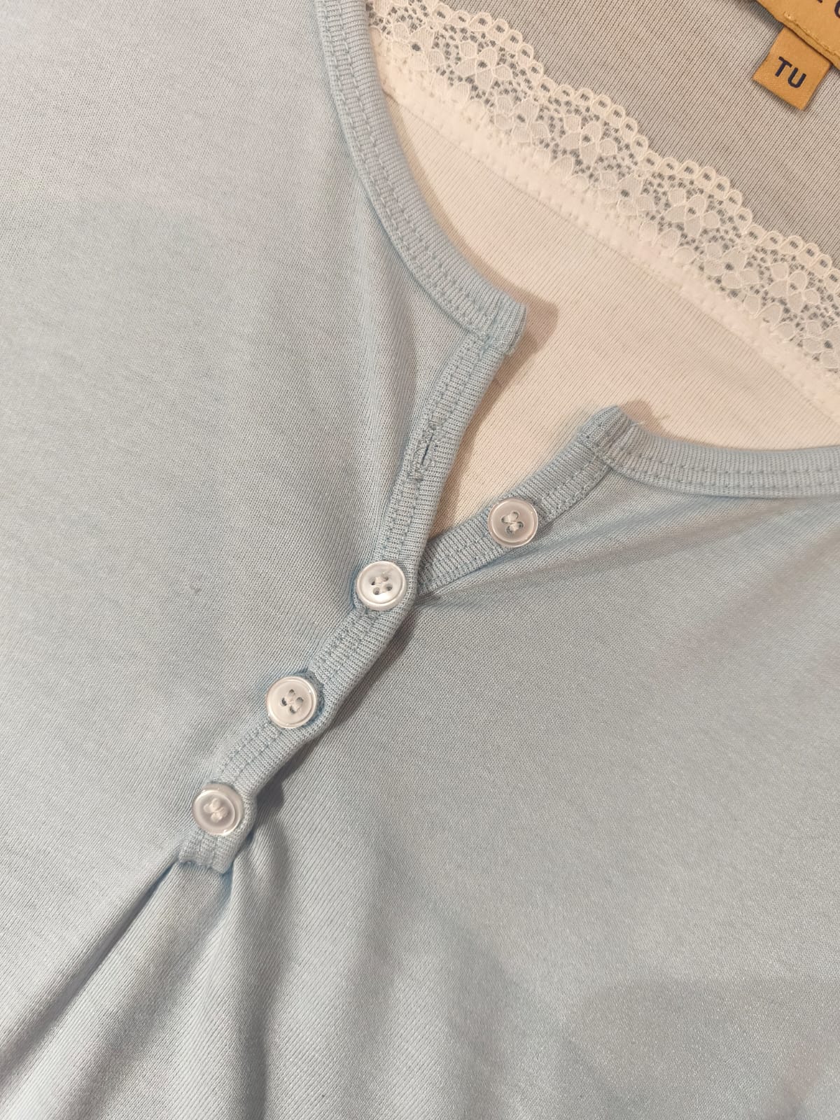 T-shirt boutons et dentelle