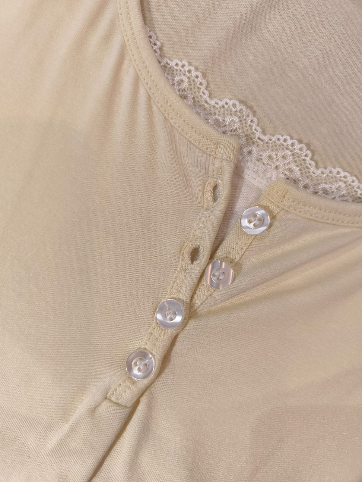 T-shirt boutons et dentelle