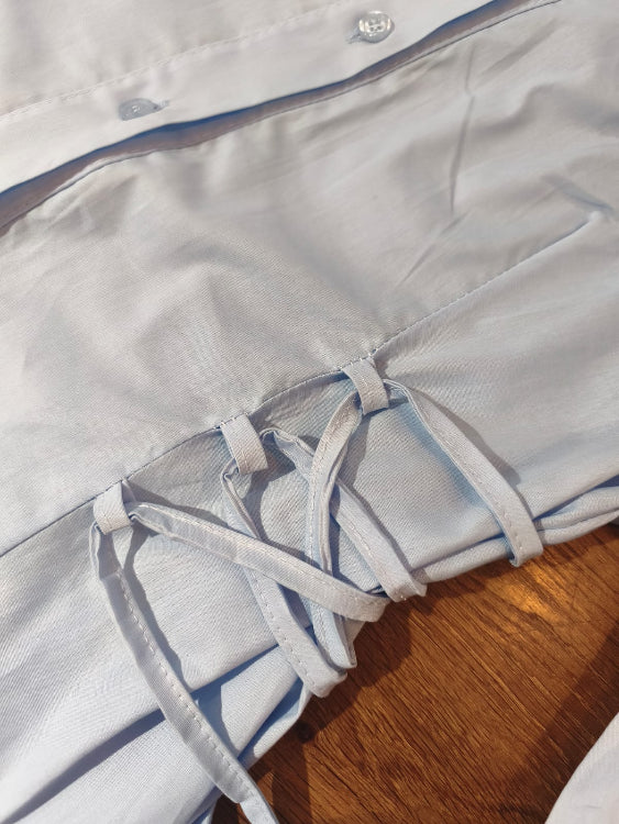 chemise lacet . colorie bleu. photo détail.