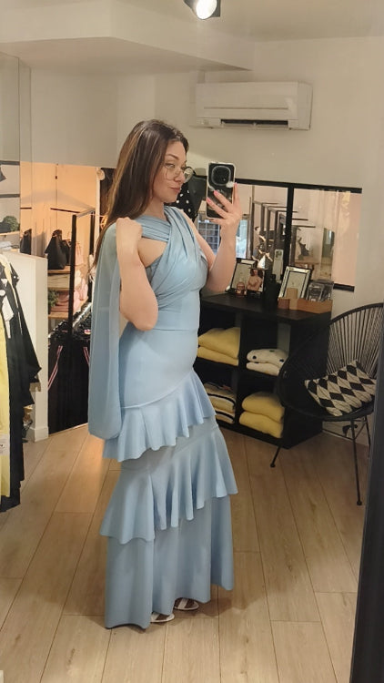 Robe longue bleu ciel coupe sirène. Photo porté.
