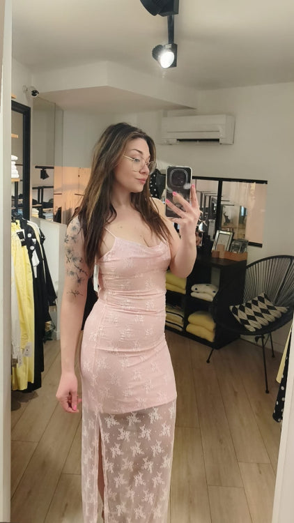 Robe longue en dentelle à fine bretelle. colorie rose. Photo porté.  