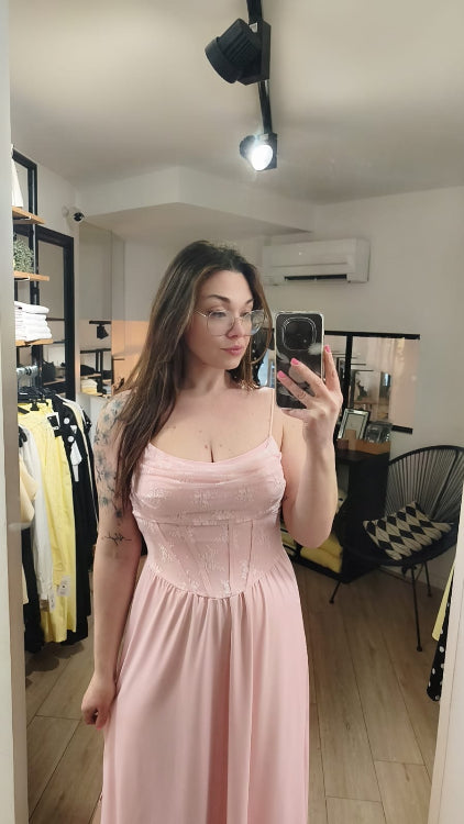 Robe de soirée effet corseté . Photo porté. colorie rose