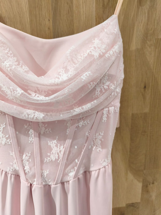 Robe de soirée effet corseté . Photo détail. colorie rose