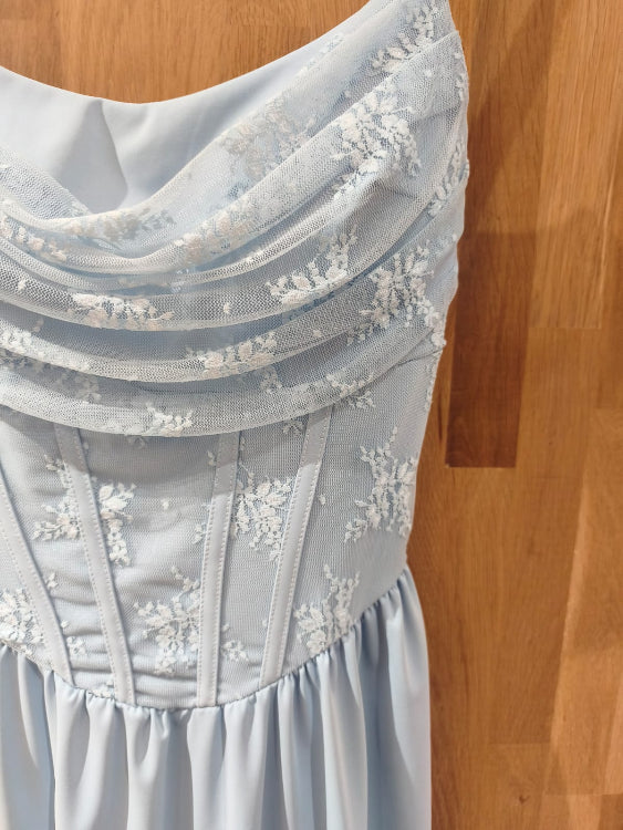 Robe de soirée effet corseté . Photo détail. colorie bleu ciel