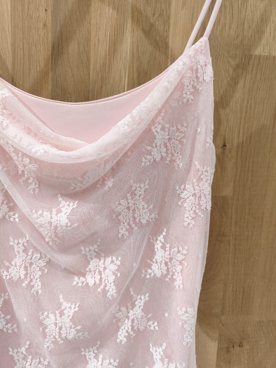 Robe longue en dentelle à fine bretelle. colorie rose. Photo détail.  