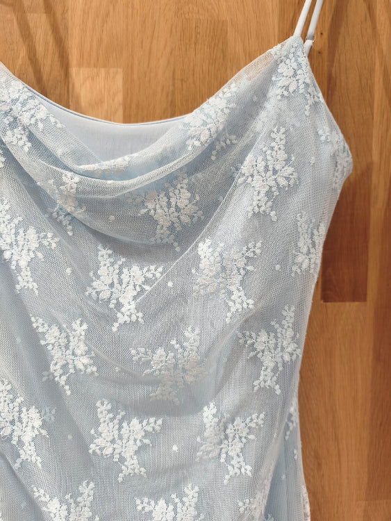 Robe longue en dentelle à fine bretelle. colorie bleu. Photo détail.  