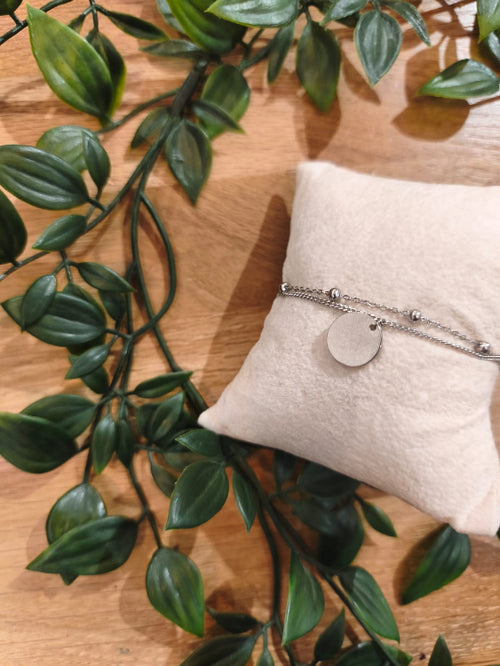 Bracelet double boule et pampille. colorie argent.
