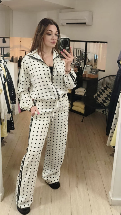 Ensemble jogging pois colorie blanc. Photo porté.