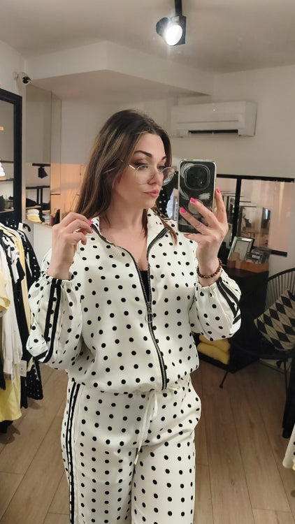 Ensemble jogging pois colorie blanc. Photo porté.