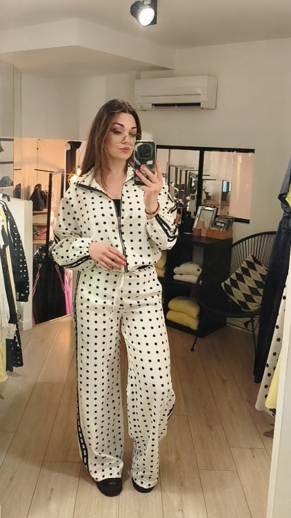 Ensemble jogging pois colorie blanc. Photo porté.