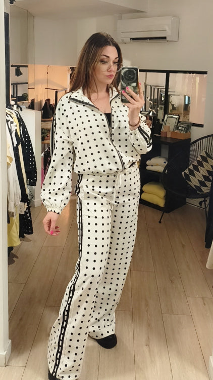 Ensemble jogging pois colorie blanc. Photo porté.